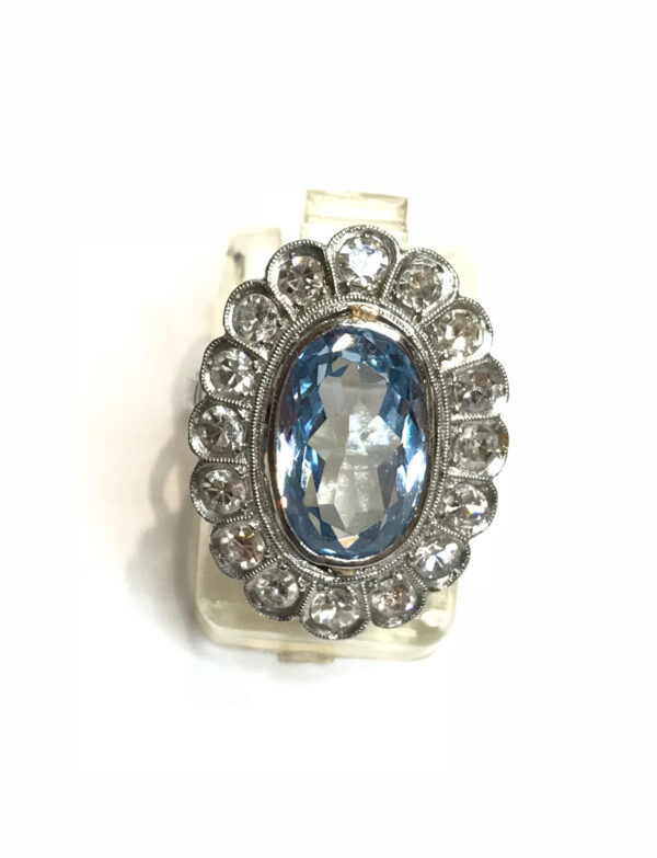 Sortija con Espinela azul y orla de brillantes en platino. Circa 1940.
