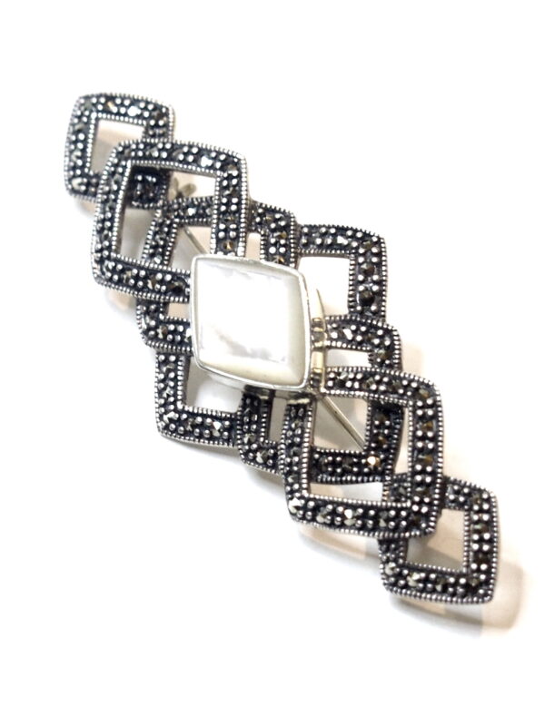 Broche de Plata de 1ª Ley (.925) con Marcasitas y Nácar.