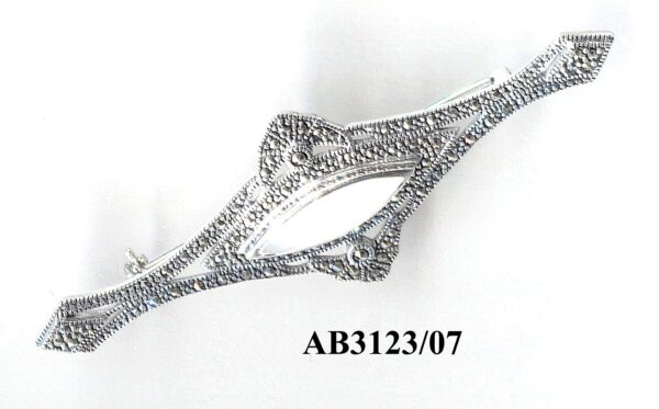 Broche realizado en Plata de 1ª Ley decorado con marcasitas y nácar.