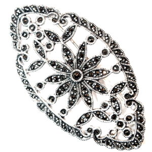 Broche de Plata de Primera Ley (.925) ovalado y calado con Marcasitas.