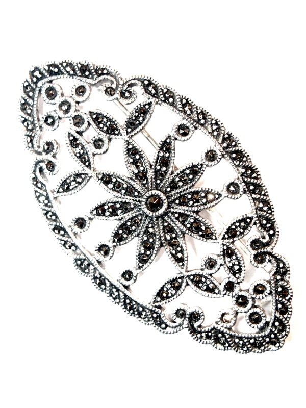 Broche de Plata de Primera Ley (.925) ovalado y calado con Marcasitas.