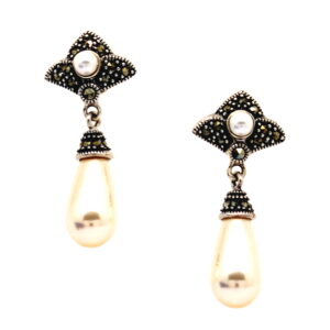 Pendientes de Plata de 1ª Ley (.925) con Marcasitas y perilla de Perla imitación.