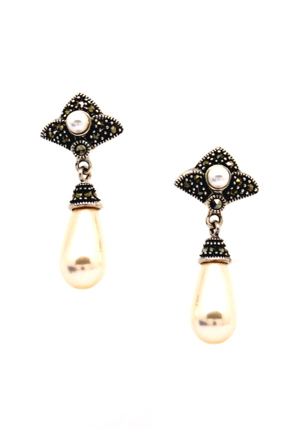 Pendientes de Plata de 1ª Ley (.925) con Marcasitas y perilla de Perla imitación.