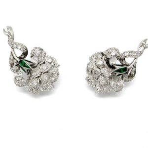 Pendientes en platino con diamantes y esmeraldas sintéticas. Circa: 1950