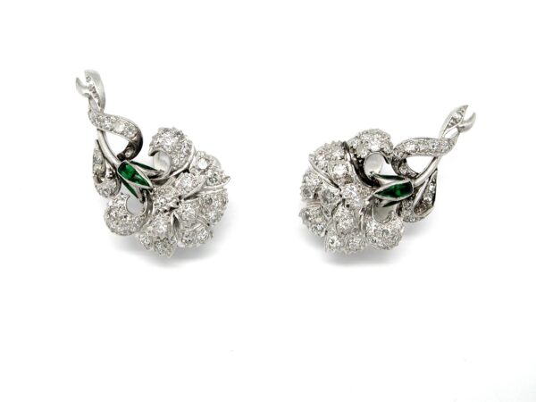 Pendientes en platino con diamantes y esmeraldas sintéticas. Circa: 1950