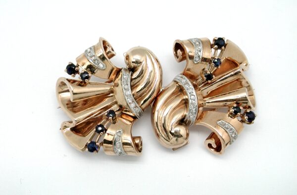 Broche desmontable en doble clip de oro de 18k con diamantes y zafiros. Circa 1970