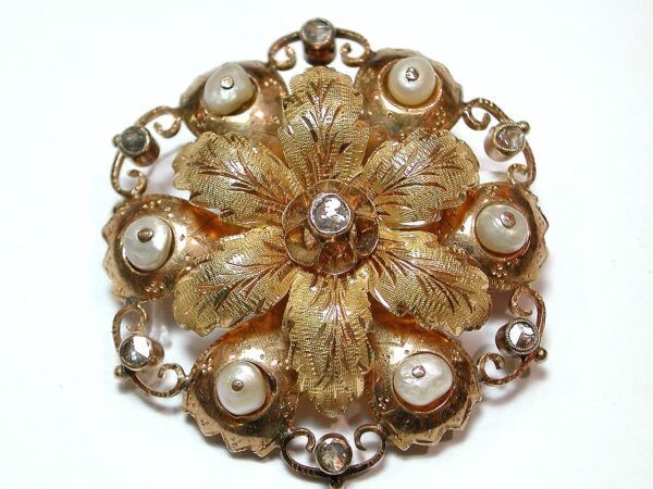 Broche con motivos vegetales en oro de 18k, perlas y diamantes. S.XIX.