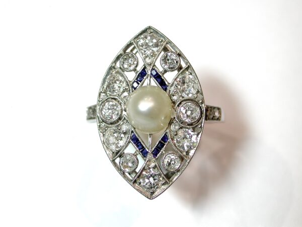 Sortija Art Decó en platino con brillantes, perlas y zafiros. Circa:1920-30.