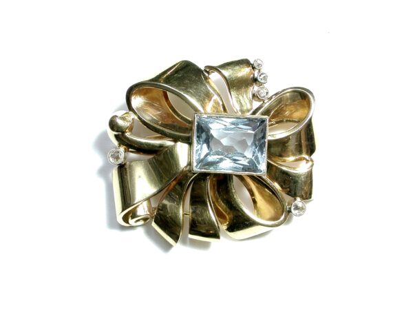 Broche en oro de 18k, diamantes y topacio azul. Circa: 1940.