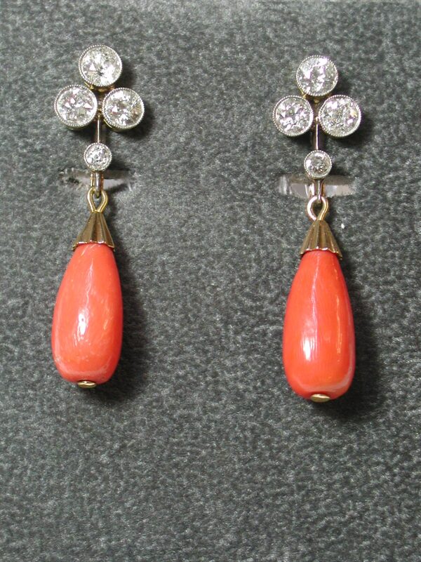 Pendientes de oro bicolor de 18k, brillantes y dos perillas de coral. Circa: 1940.