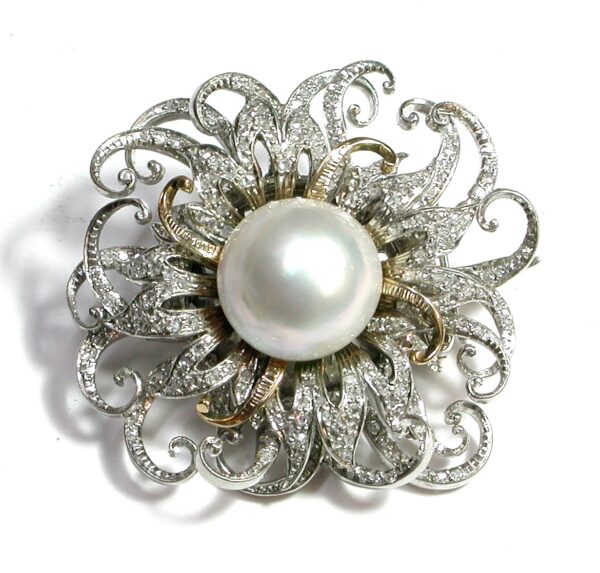 Broche pendentif de fantasía en platino y oro de 18k con brillantes y perla. 1960-70.