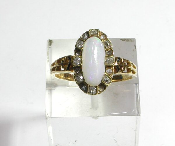Sortija en oro de 18k con esmalte, ópalo blanco y diamantes. Circa: 1910. Talla 21 EU.  9 1/2 USA.