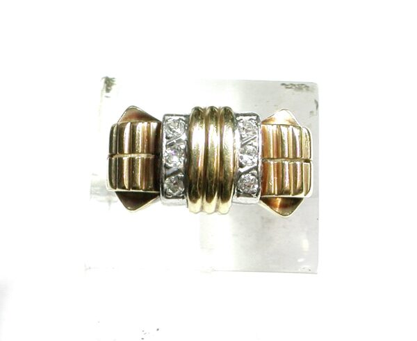 Sortija retro en oro bicolor de 18k con seis brillantes. Circa: 1940-1950.