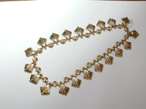 Collar Art Decó con motivos vegetales realizado en oro amarillo de 18k. Circa: 1920-1930