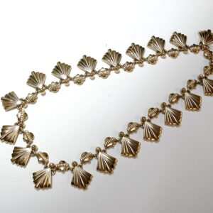 Collar Art Decó con motivos vegetales en oro de 18k. Circa: 1920-1930.