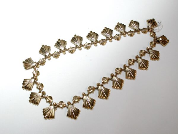 Collar Art Decó con motivos vegetales en oro de 18k. Circa: 1920-1930.