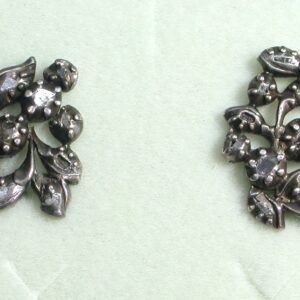 Pendientes de plata con motivos vegetales con diamantes. Siglo XIX-XX