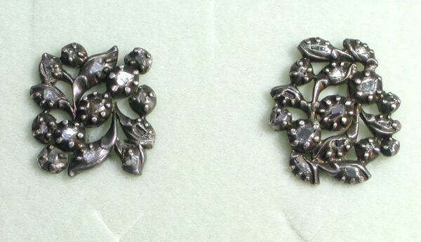 Pendientes de plata con motivos vegetales con diamantes. Siglo XIX-XX