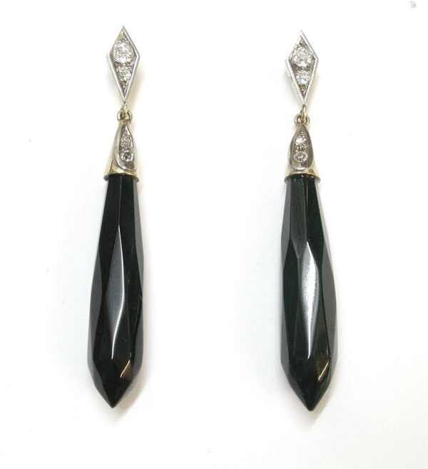 Pendientes de oro bicolor de 18k con diamantes y perillas de azabache. Circa: 1940.