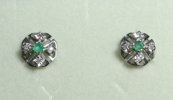 Pendientes florales en oro blanco de 18k con esmeraldas y brillantes. Modernos.
