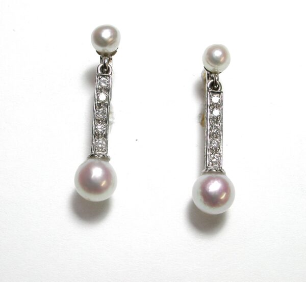 Pendientes en oro blanco de 18k con brillantes y perlas akoya. Modernos.