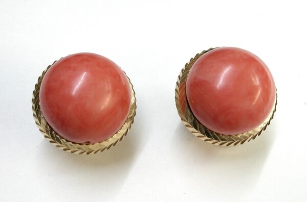 Pendientes en oro de 18k y cabujones de coral.