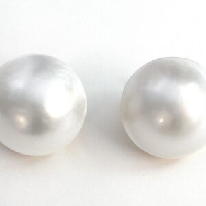 Pendientes con perlas japonesas y  oro blanco de 18k.