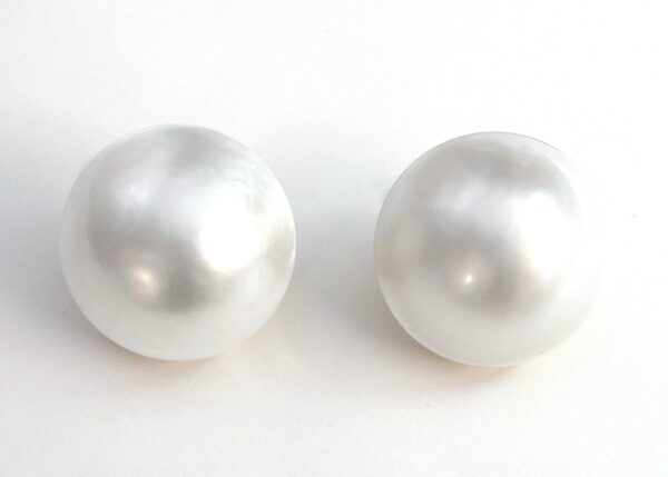 Pendientes con perlas japonesas y  oro blanco de 18k.