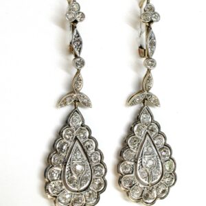 Pendientes largos de oro, vista platino con brillantes T. antigua y diamantes. Circa: 1920.