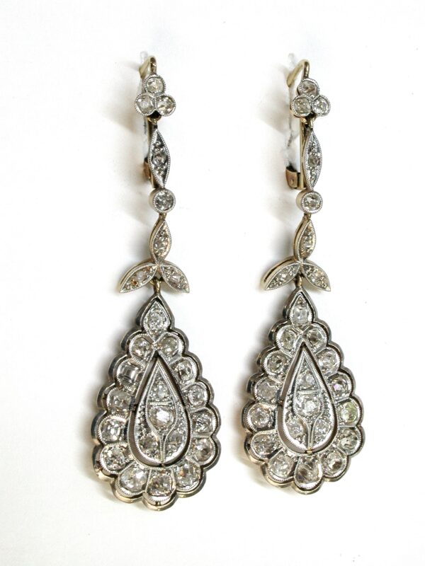 Pendientes largos de oro, vista platino con brillantes T. antigua y diamantes. Circa: 1920.