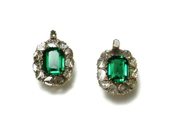 Pendientes en oro de 18k con diamantes tres facetas y strass verde. 1920-30