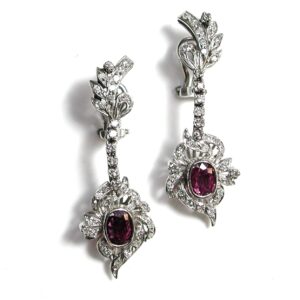 Pendientes en oro blanco de 18k, diamantes y turmalina rubelita. Moderno.