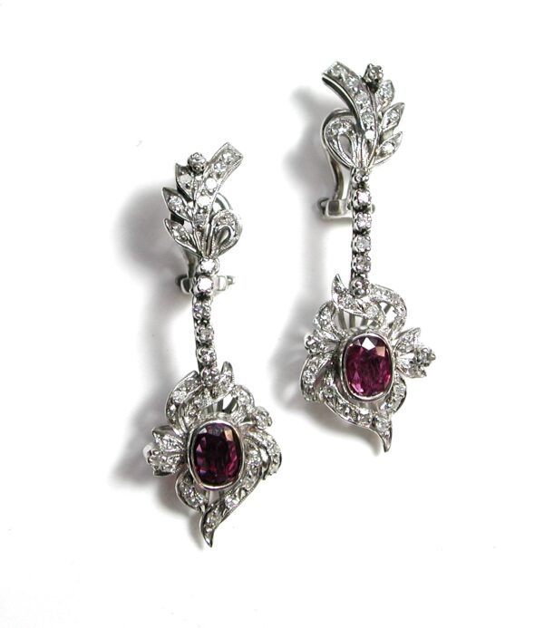 Pendientes en oro blanco de 18k, diamantes y turmalina rubelita. Moderno.