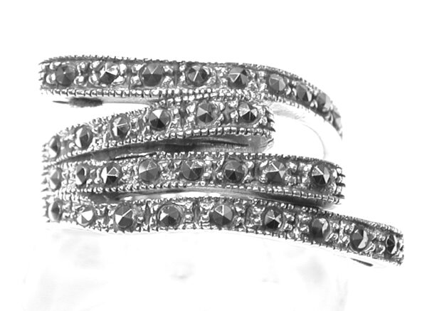 Sortija de Sra. en  Plata de 1ª Ley (.925) irregular con Marcasitas.