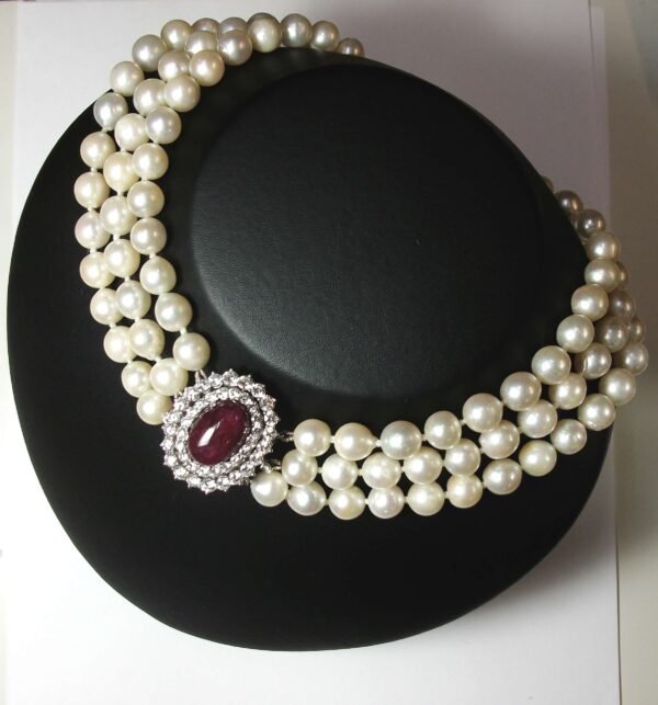 Collar de perlas cultivadas con cierre compuesto por rubí y diamantes. 1960-70.