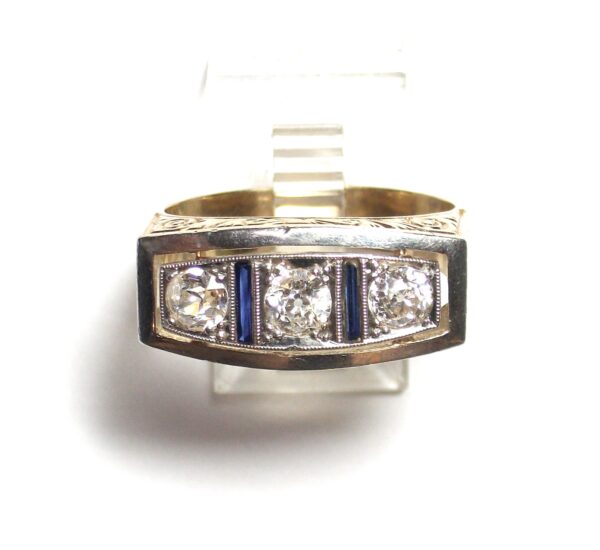 Sortija masculina oro de 18k, y vistas platino con 3 brillantes y 2 zafiros azules. Circa: 1950. Talla 18 EU.  8 USA.