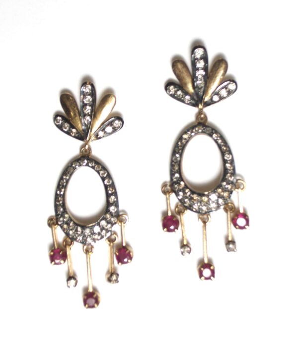 Pendientes de oro 18kts. y plata con diamantes y rubíes. Años 50.