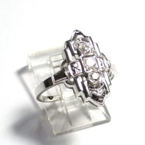 Sortija Art Decó realizada en oro blanco de 14k y tres brillantes. Talla 13 - 14 EU.  6 1/2 USA.