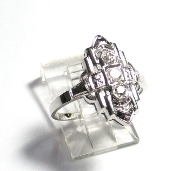 Sortija Art Decó realizada en oro blanco de 14k y tres brillantes. Talla 13 - 14 EU.  6 1/2 USA.