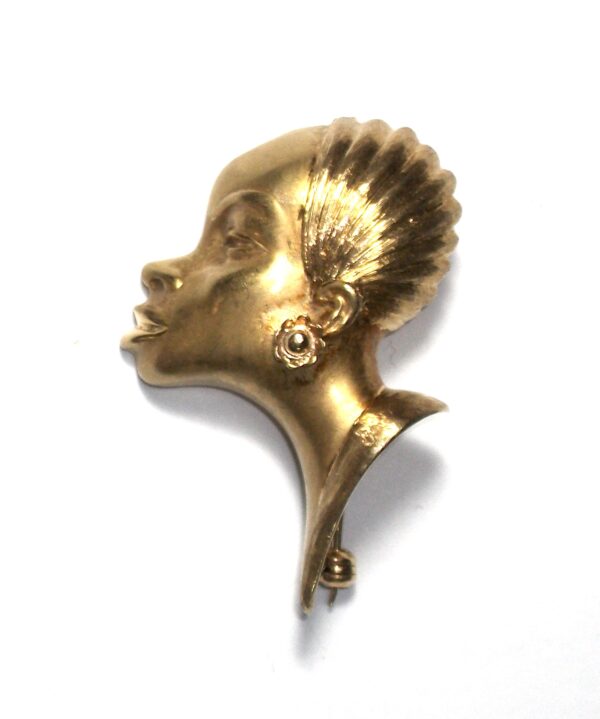 Broche en oro amarillo de 18k con forma de busto femenino. Circa: 1980.