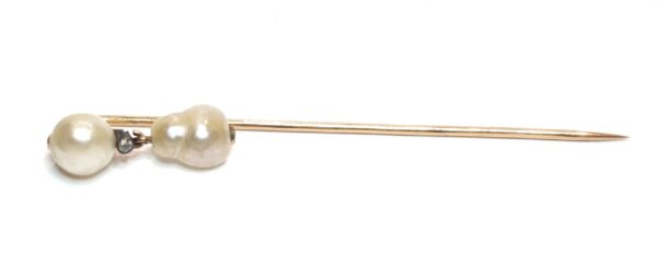 Aguja de corbata realizada en oro de 18k, con dos perlas finas y diamante talla roca. Segunda mitad S. XIX.