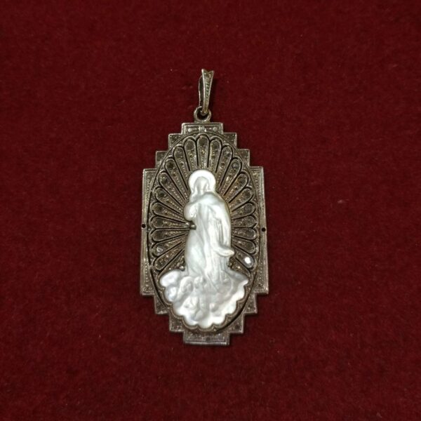 Medalla Art Decó de oro de 18k con placa de nácar y diamantes. Circa: 1920
