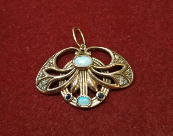 Colgante Art Nouveau en oro de 9k con ópalos, zafiros y diamantes.   Circa: 1900.