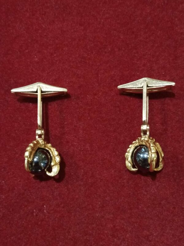 Gemelos en oro de 18k rematadas en forma de garra de ave y bolas de hematites. 1970.
