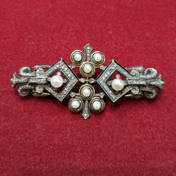 Broche de oro con esmalte, perlas y diamantes. Circa: 1880