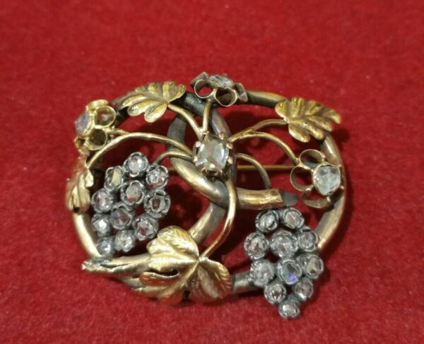 Broche de oro de 18k y diamantes con motivos vinícolas. Finales S.XVIII.