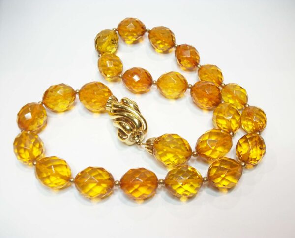 Collar con cuentas de ámbar y cierre de oro amarillo de 18k. Moderno.