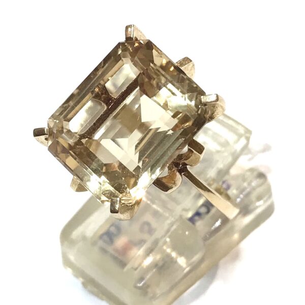 Sortija de Sra. de oro 18kts. con citrino. Años 60 - 70. Medidas: 25 mm x 18 mm. Talla: 16.