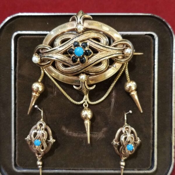 Parure de broche y pendientes en oro de 18k, esmalte, perlas y símil de turquesa. S.XIX.