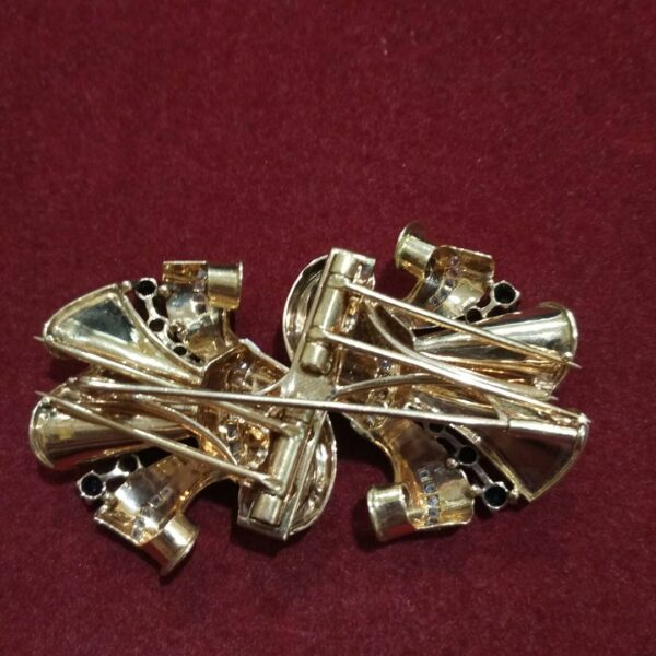Broche desmontable en doble clip de oro de 18k con diamantes y zafiros. Circa 1970 - Imagen 2